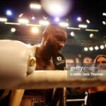 Muaythaigalaxy jimmy sains conserve son titre anglais en battant derrick osaze lors d'un combat intense et spectaculaire.